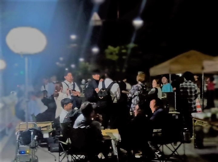 夜間の開催でにぎわっている様子