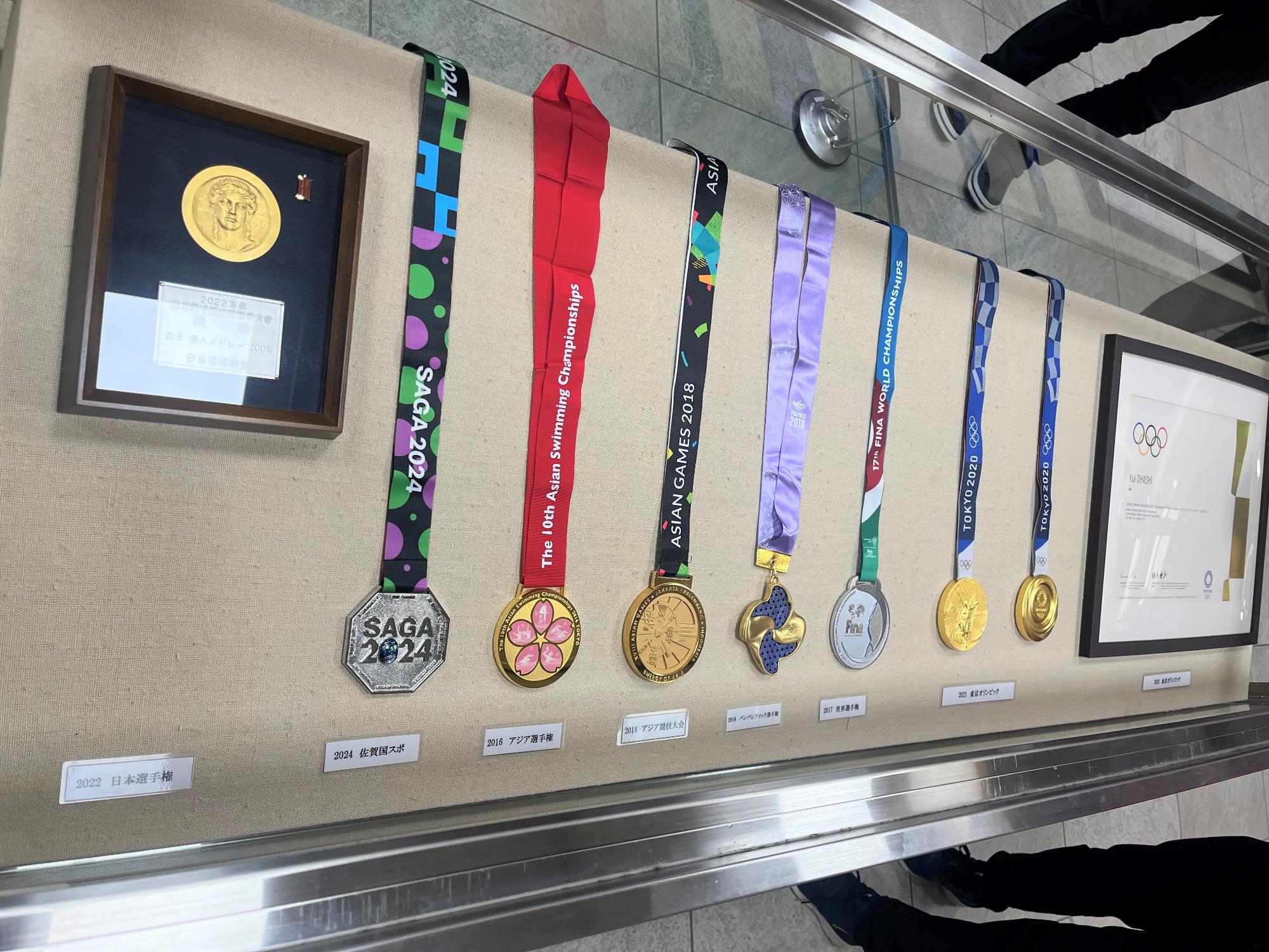 複数のメダルが展示されている様子