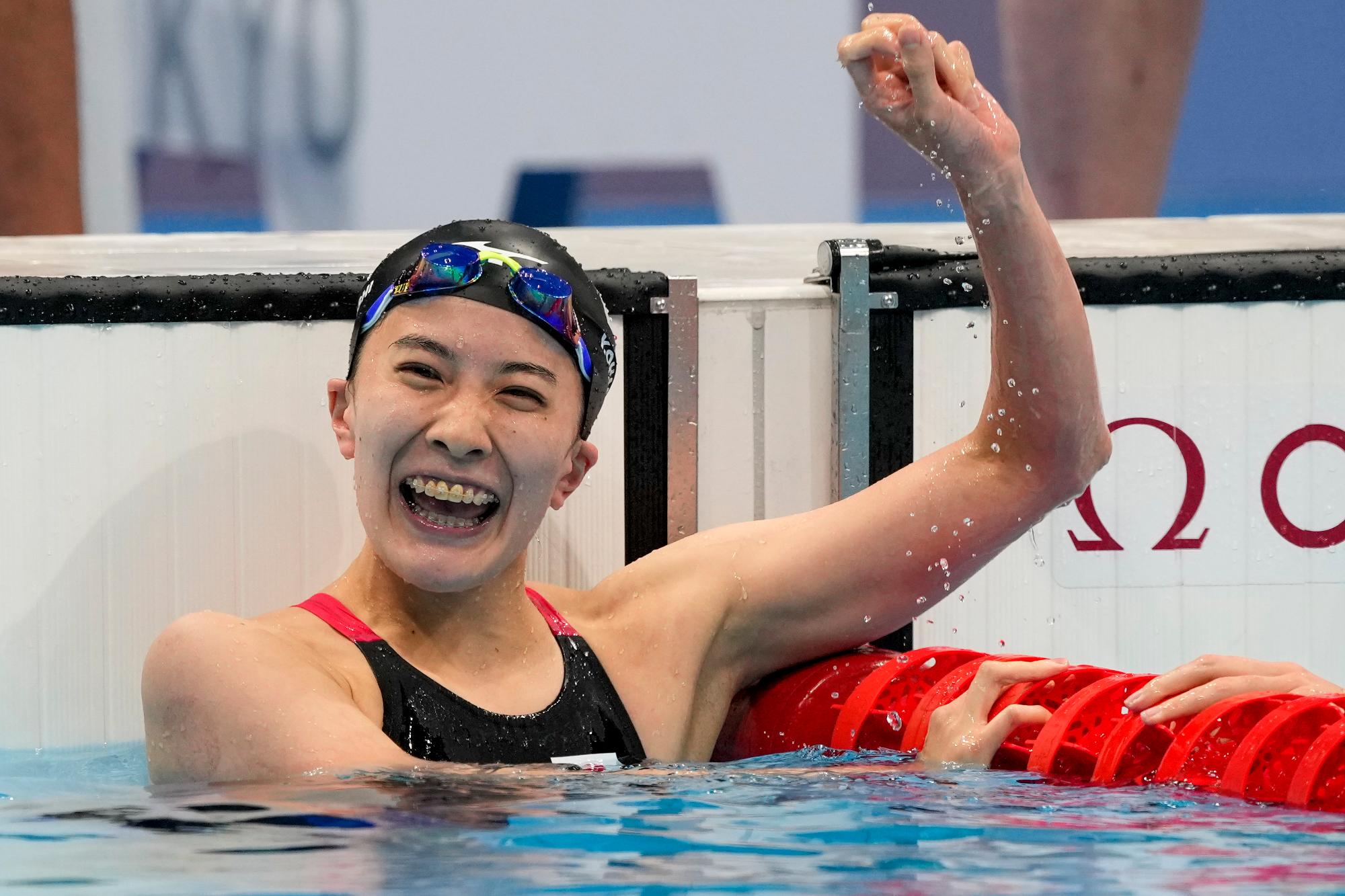 プールの中で喜ぶ大橋選手の写真