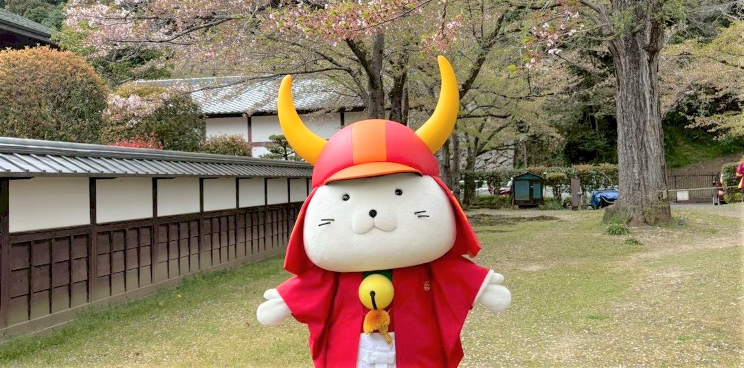 袴を着て玄宮園に立つひこにゃん写真
