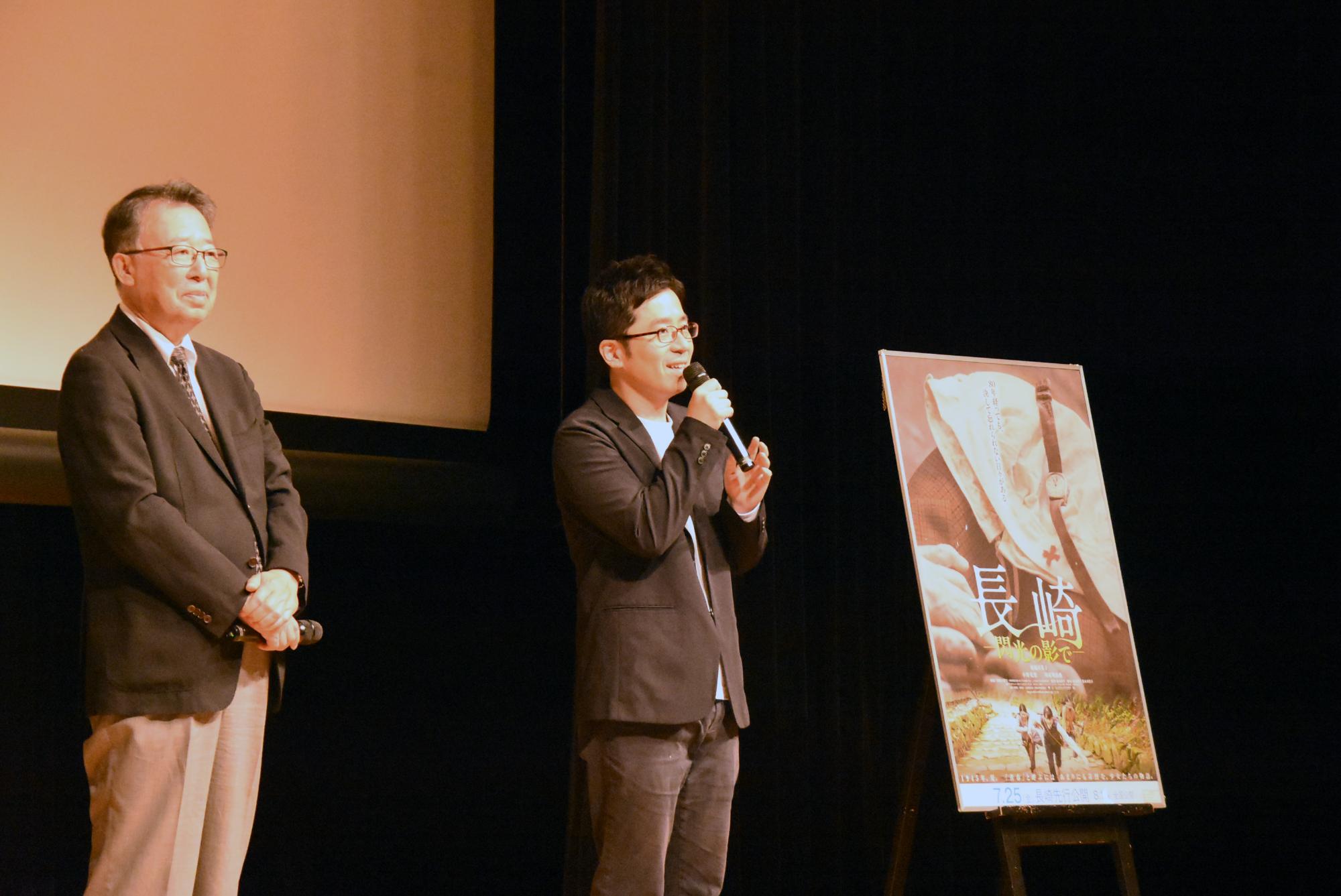 試写会舞台挨拶での監督の様子