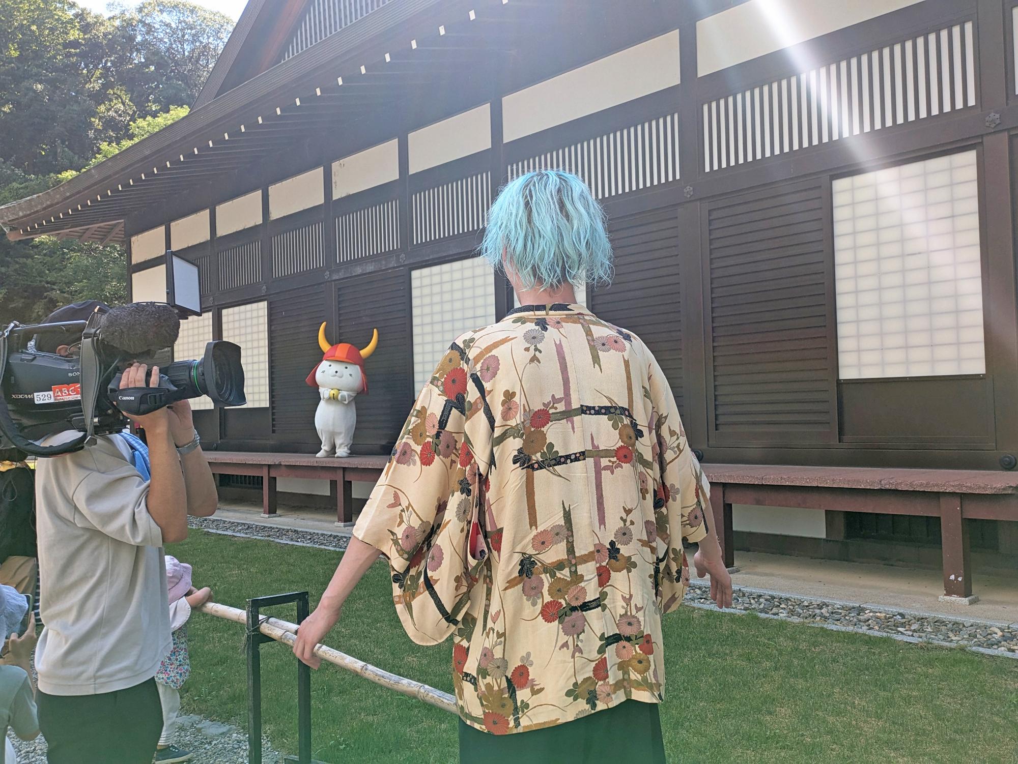 ひこにゃんが彦根城博物館冠木門で登場しているところを撮影している写真