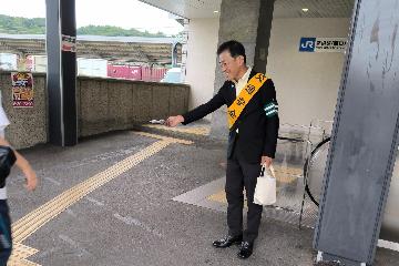 駅頭啓発している様子
