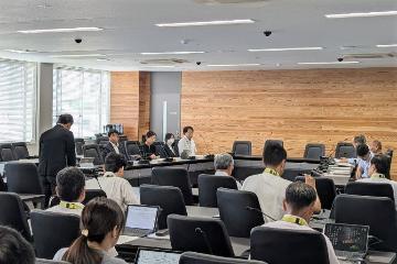 挨拶している様子