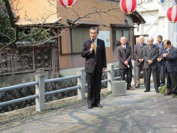 完成除幕式でお祝いのことばを述べる市長の写真