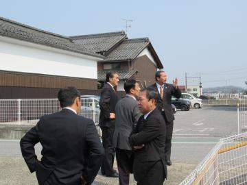 高宮町内を視察する市長の写真