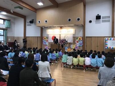 平田こども園開園式会場内の全体写真
