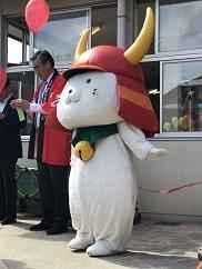 風船あげをしているひこにゃんの写真