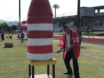 大きなだるまおとしをしている市長の写真