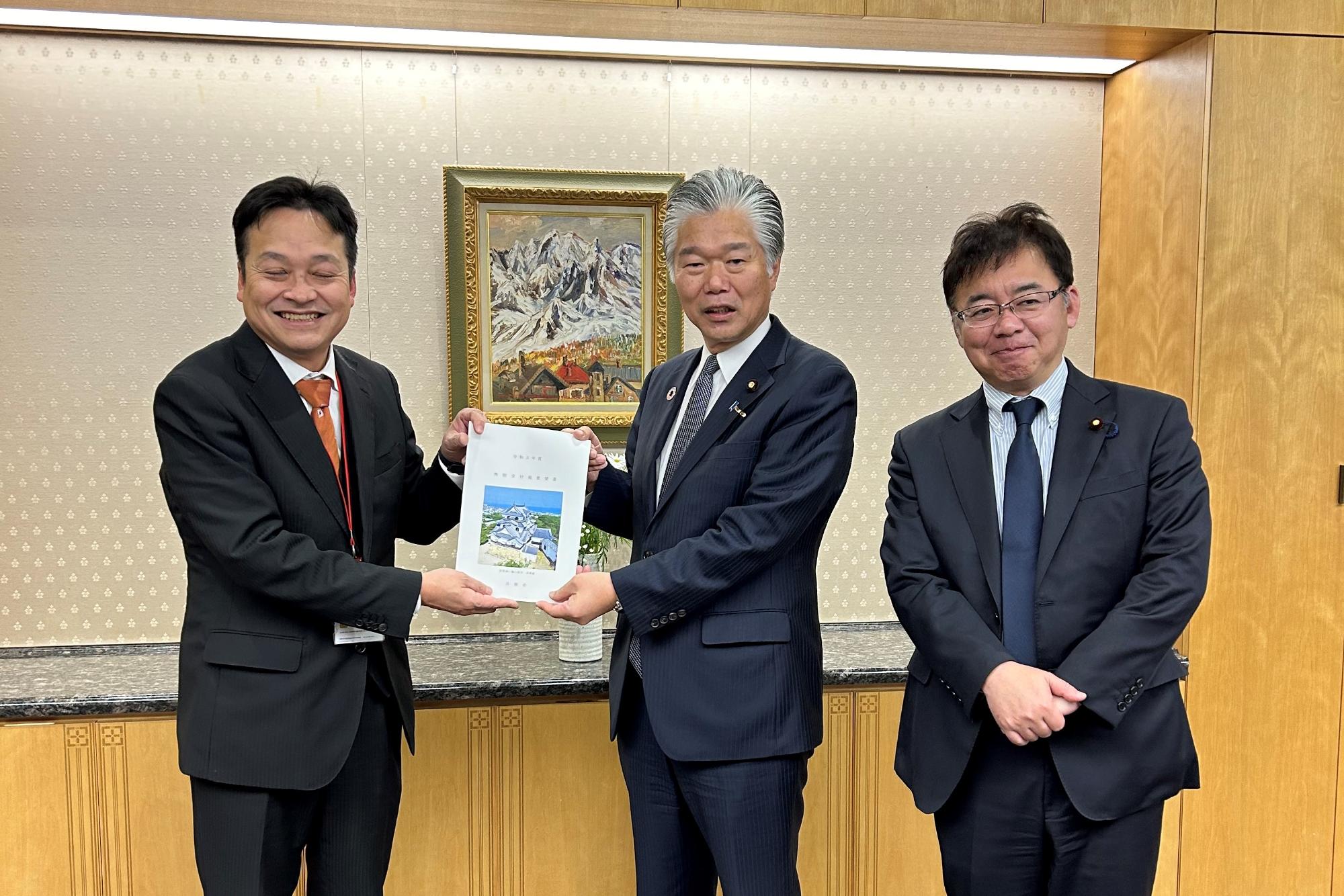 馬場成志総務副大臣に要望書を渡している様子