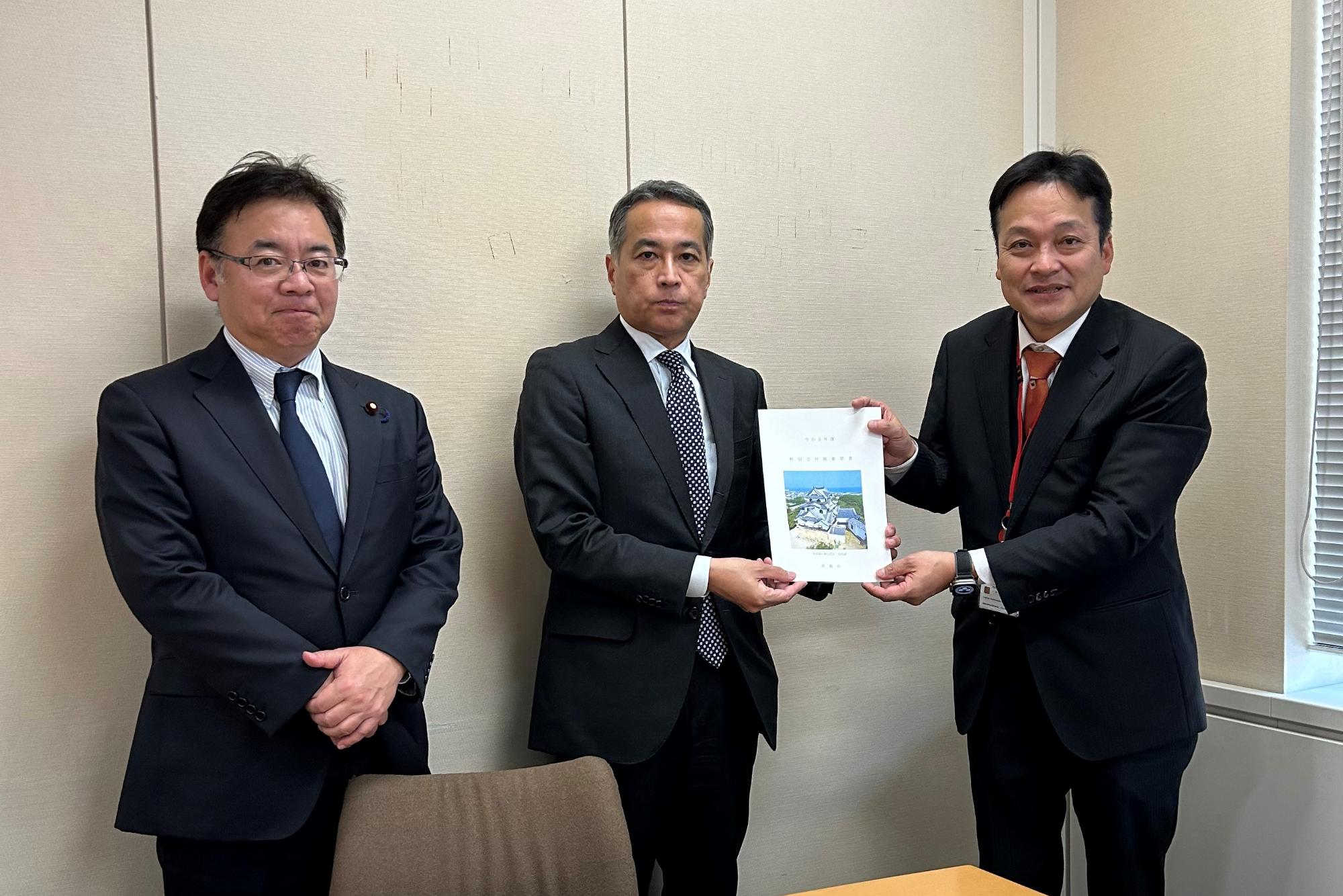 濱田厚史大臣官房審議官に要望書を渡している様子