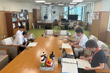 説明を受けている様子