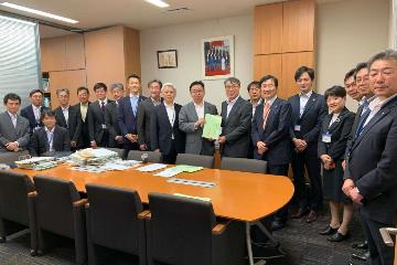 うえの賢一郎衆議院議員に要望活動している様子