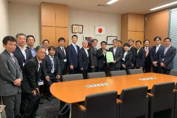武村展英衆議院議員に要望活動している様子