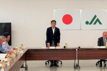 挨拶している様子