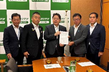 林芳正官房長官に要望活動している様子