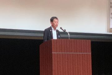 挨拶している様子