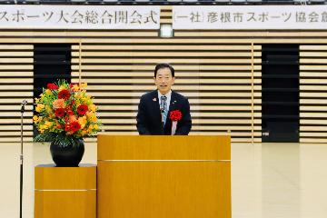 記念式典で挨拶している様子