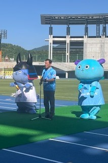 挨拶している様子