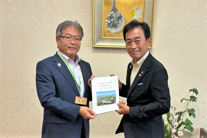 東副知事に要望活動している様子