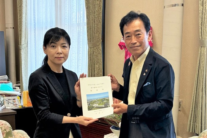 岸本副知事に要望活動している様子