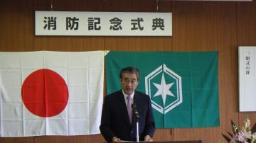 記念式典であいさつをする市長の写真
