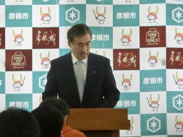 定例記者会見場での市長の写真