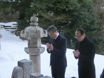 墓前での市長と商工会議所会頭の写真
