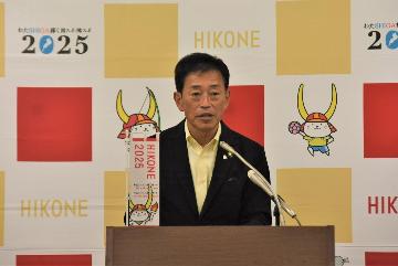 定例記者会見の様子