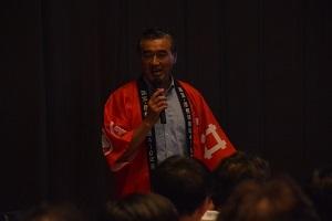 パブリックビューイングの会場であいさつをしている市長の写真