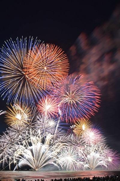 琵琶湖から多数の美しい花火が上がっている写真