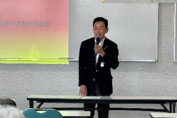 挨拶している様子