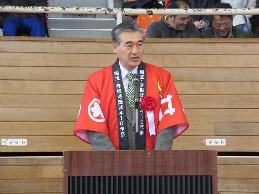激励の挨拶をしている市長の写真