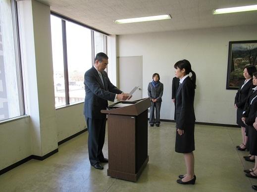 新規採用職員に辞令を交付している写真
