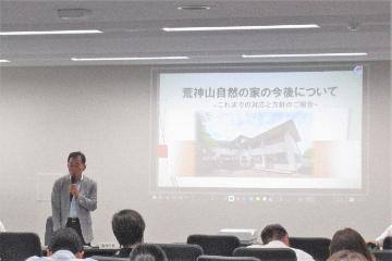 挨拶している様子