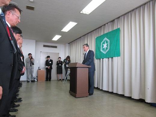 年度始め式であいさつをしている市長の写真