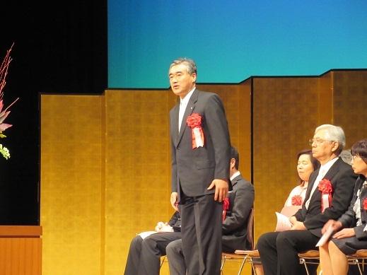 来賓の紹介をしている市長の写真