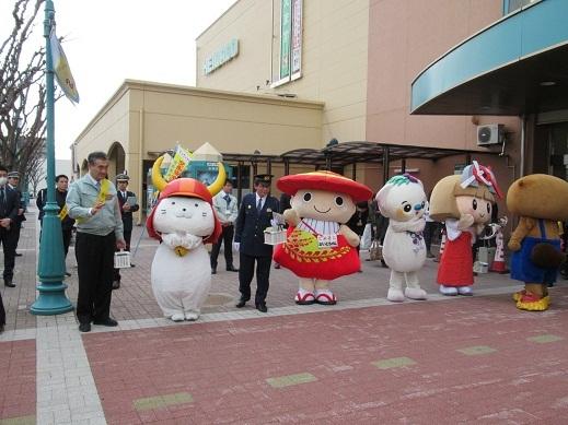 ひこにゃんはじめキャラクターも多数参加している写真