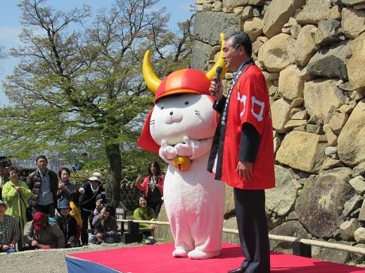 「ひこにゃん」の11回目の誕生日であいさつをしている市長の写真