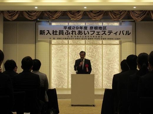 新入社員ふれあいフェスティバルであいさつしている市長の写真