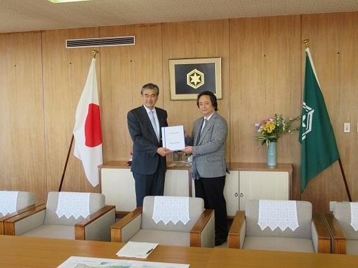 金亀公園再整備基本計画素案の提言書を持った松岡委員長と市長の写真