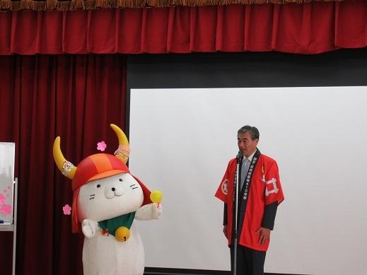 「ひこにゃんファンクラブの集い」であいさつしている市長のアップ写真