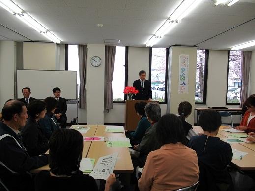 「ウィズさんかく塾」であいさつをしている市長の写真