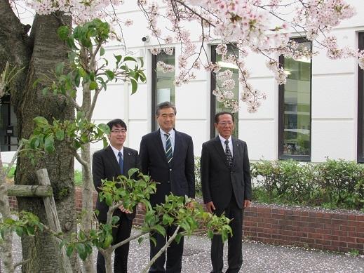 個別指導キャンパス彦根校様、谷庄建設株式会社様と市長の記念撮影
