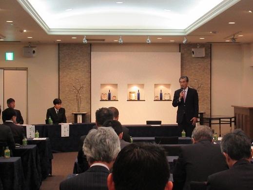 「彦根商工会議所異業種交流研究会総会」で挨拶する市長の写真