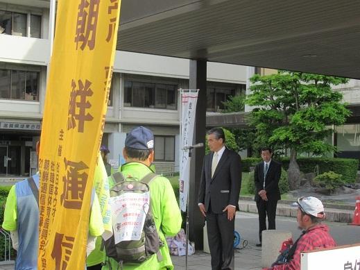 出発式であいさつをしている市長の写真