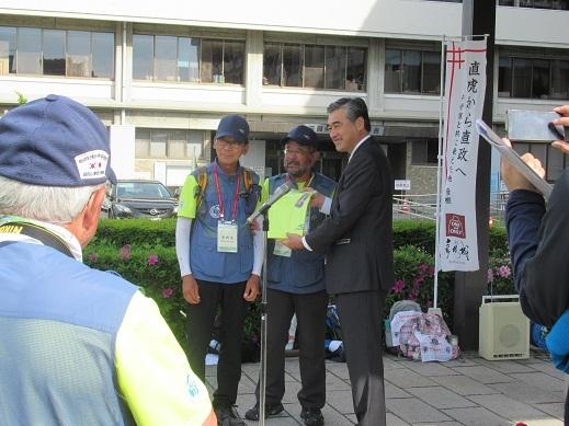 参加者と記念撮影をしている市長の写真