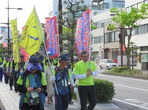 参加者たちとともに歩いている市長の写真