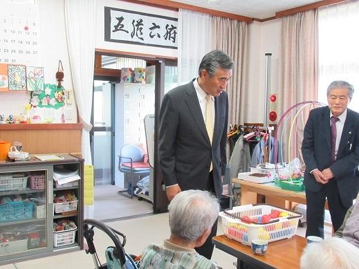 デイサービスを訪問し高齢者に声をかけられている市長の写真