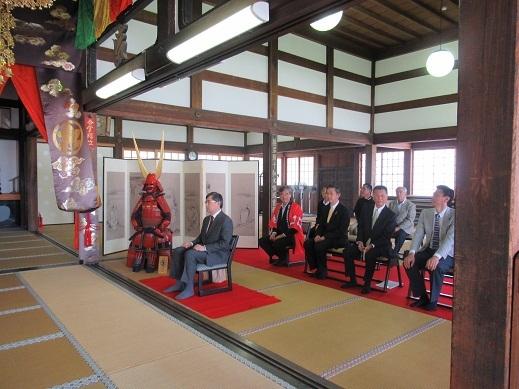 ひこねプレミアム甲冑の記者会見に出席している市長の写真